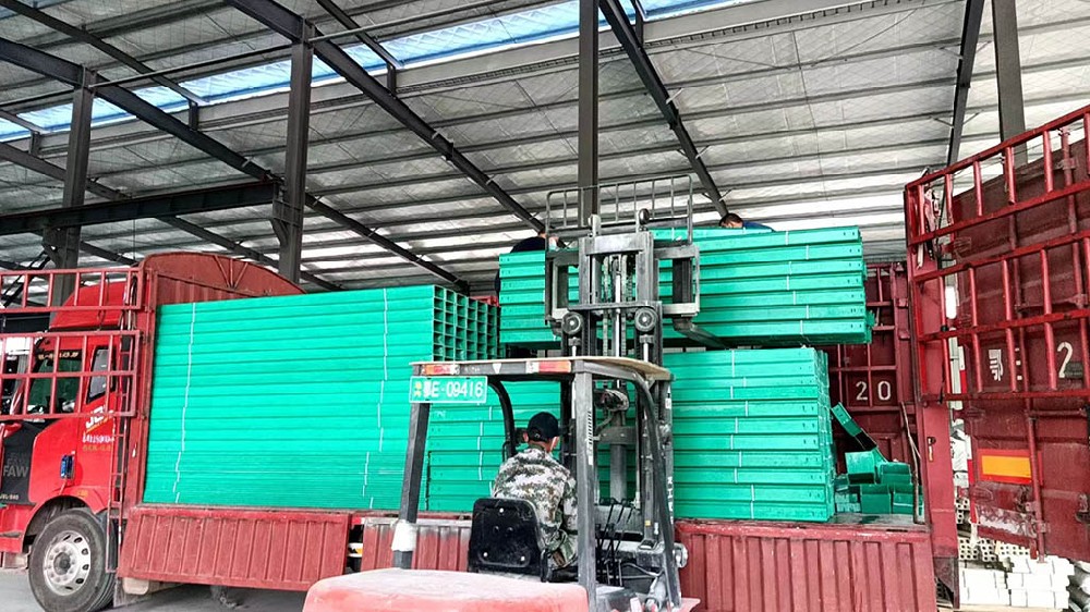 玻璃鋼橋架比熱鍍鋅橋架哪個好？